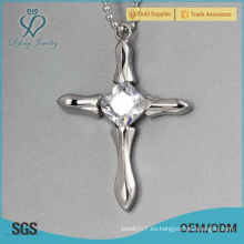 Las señoras diseñan los colgantes cruzados cristalinos, joyería cristiana de plata para las mujeres